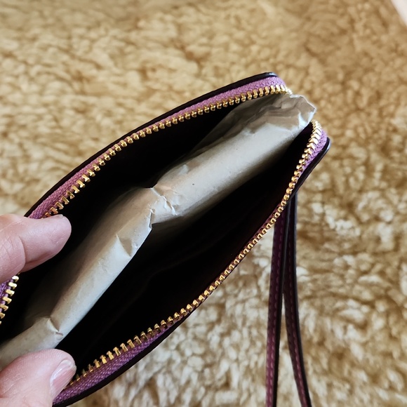 Gorgeous NWT Coach Lilac Berry Leather Corner Zip Wristlet 🩷💜 - Picture 7 of 13